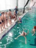 Позитивні емоції дітлахів у маріупольському плавальному басейні «Нептун»